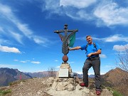56 Alla croce di vetta del Pizzo Rabbioso (1132 m) Claudio la prima volta